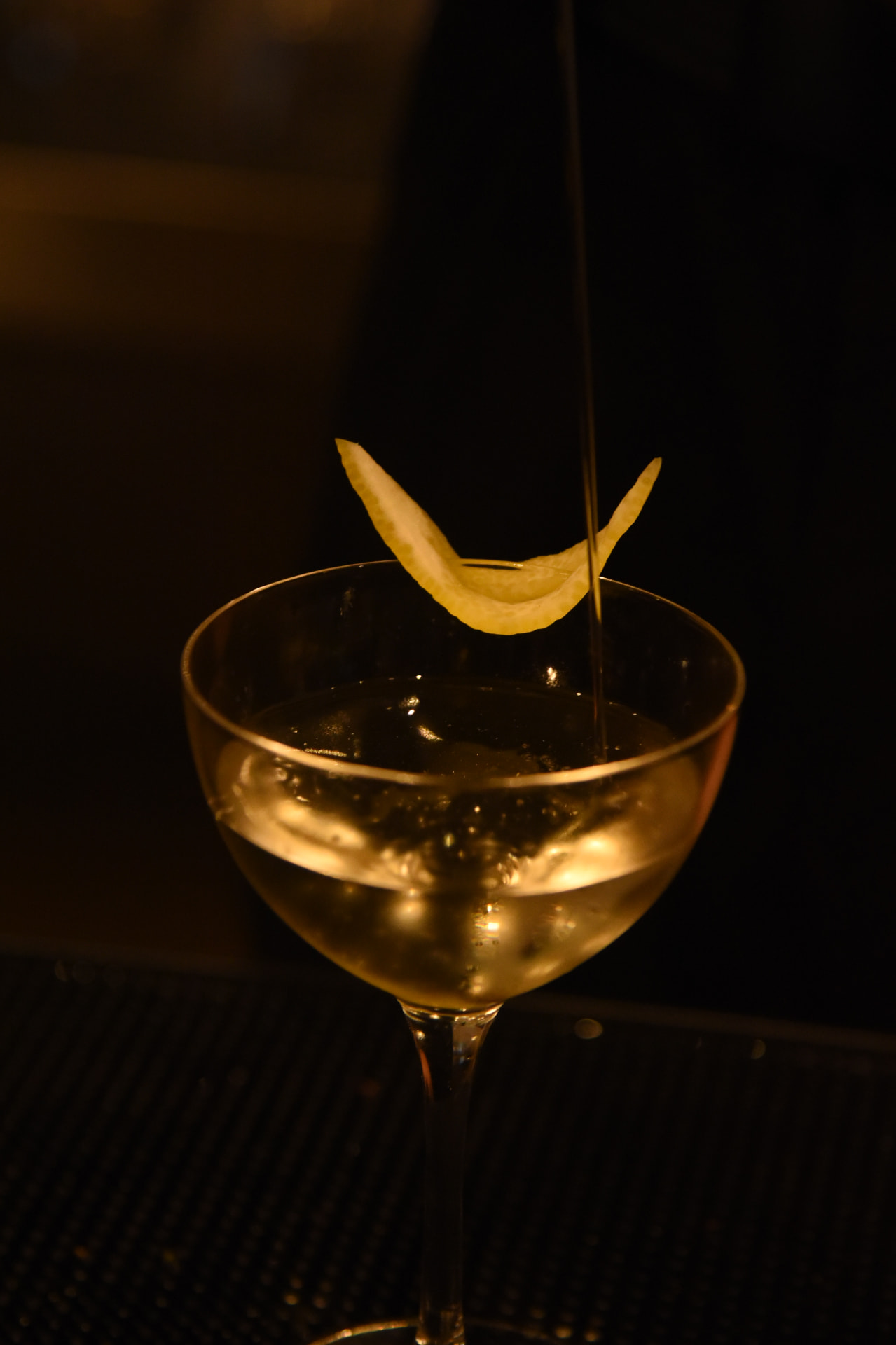 Signature cocktail di Corallia Gourmet con twist di limone servito al bancone