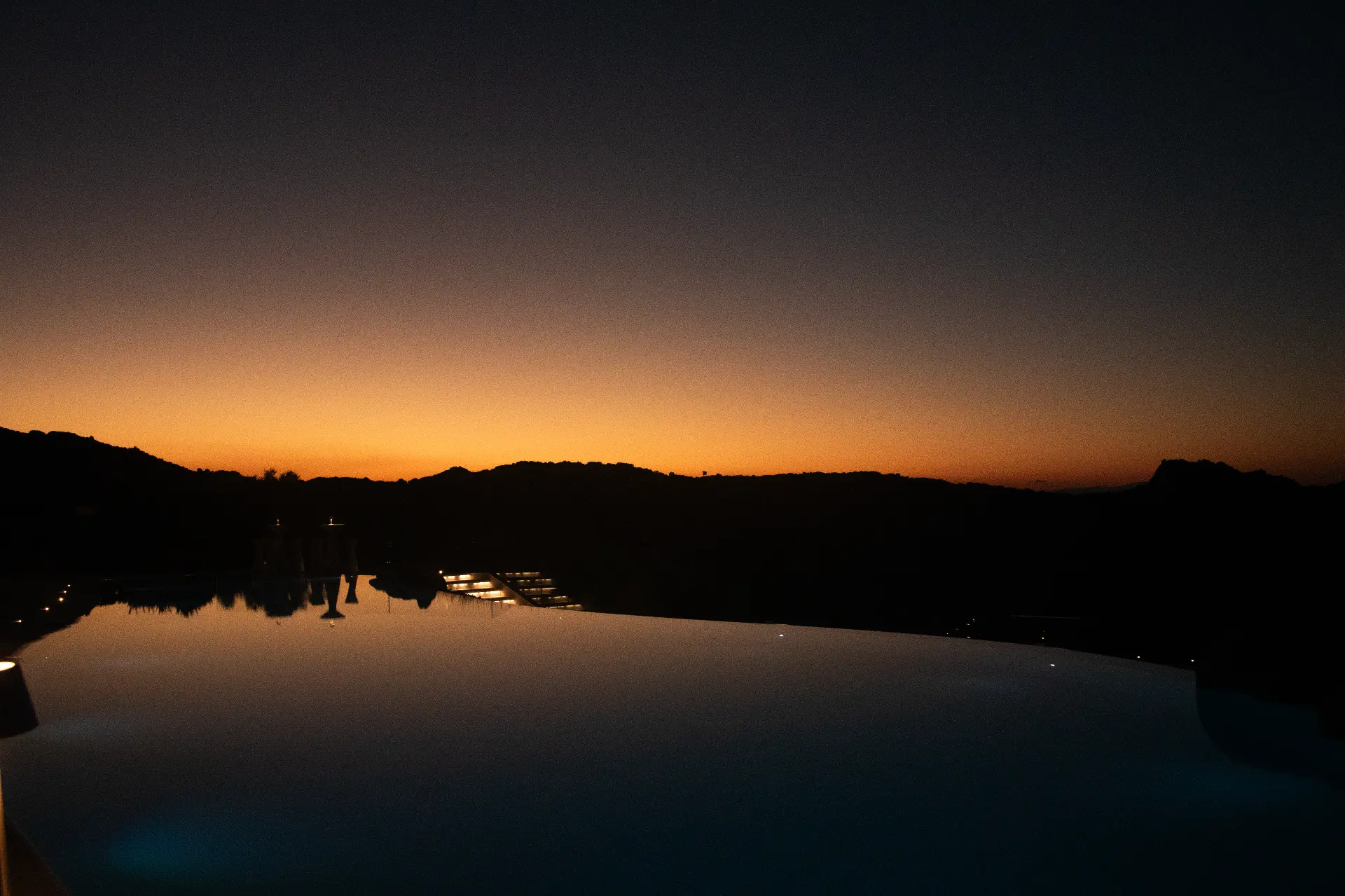 Terrazza del ristorante Gourmet Corallia al tramonto sul mare della Costa Smeralda