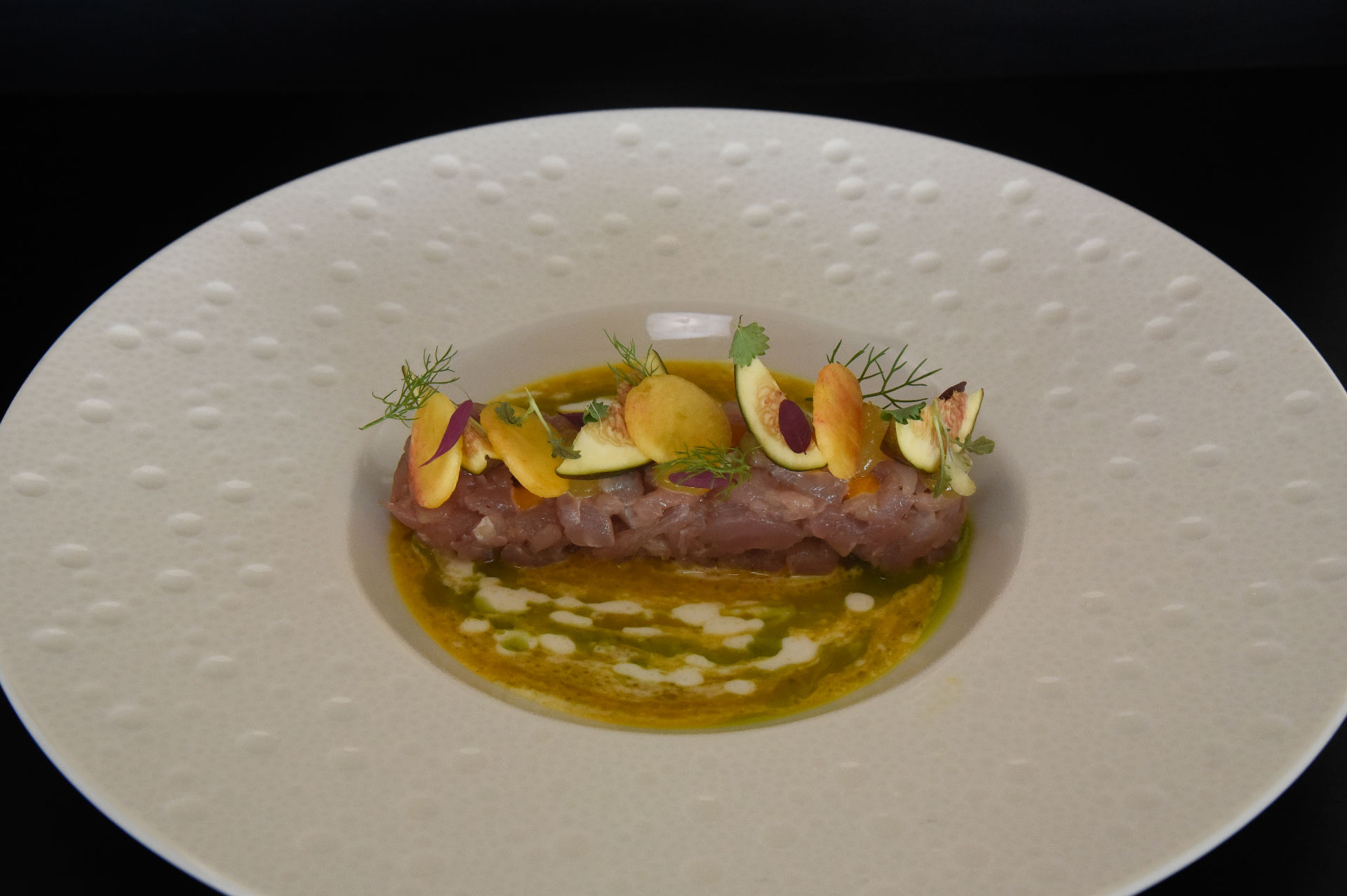 Tartare di tonno con fichi e fiori eduli