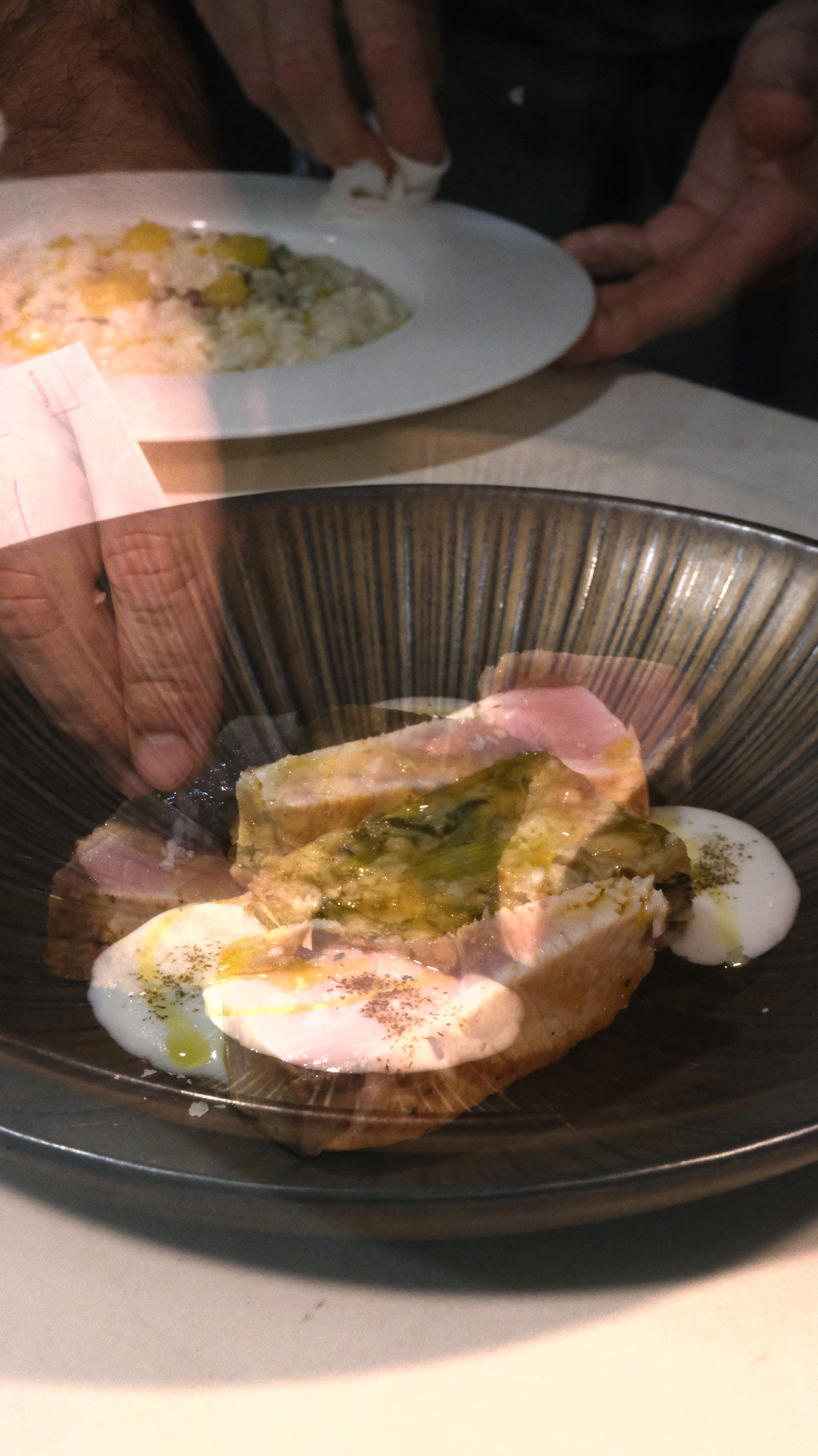 Impiattamento di un piatto di pesce in cucina