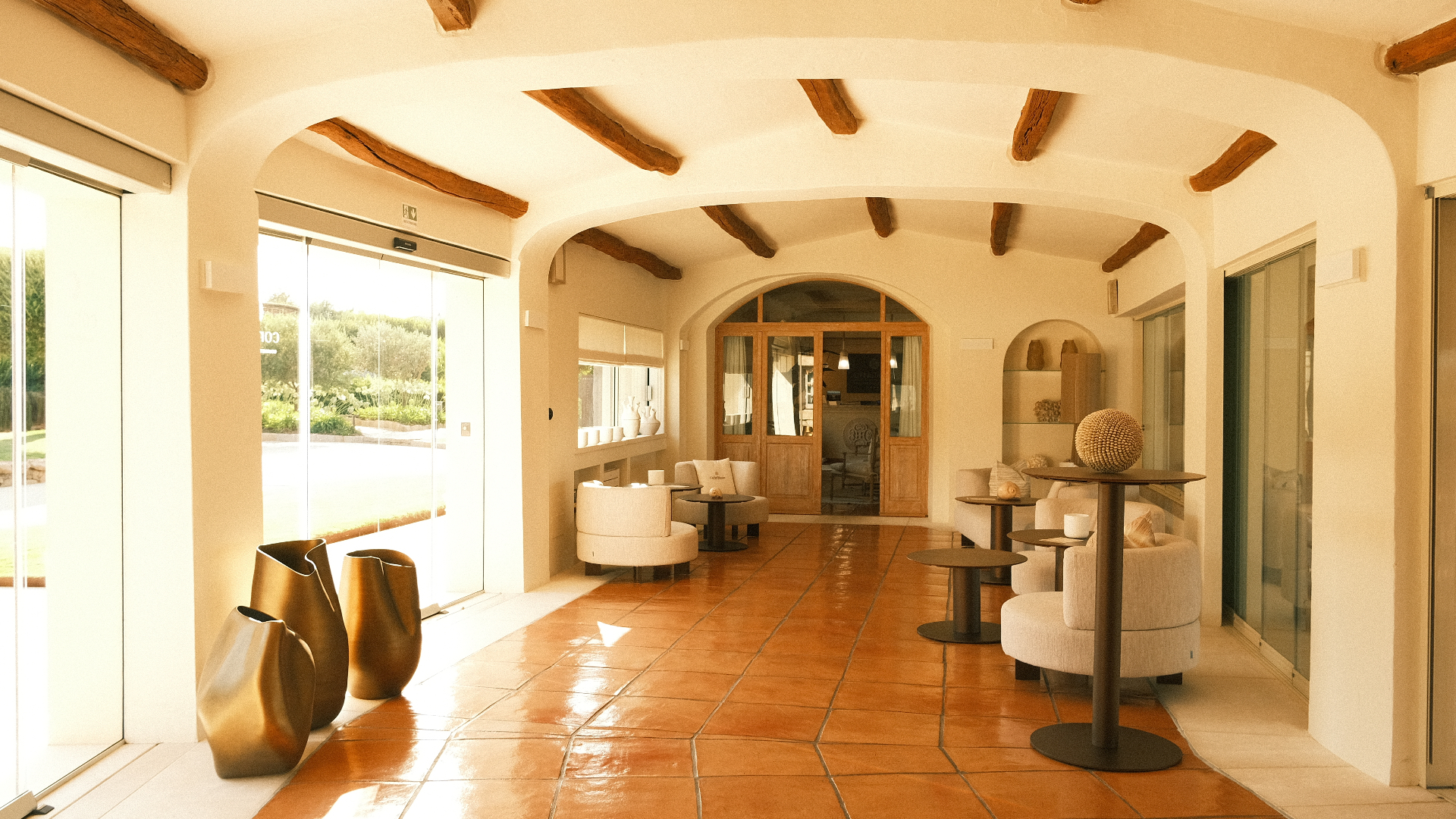 La lobby con volte e travi in legno del Country Retreat