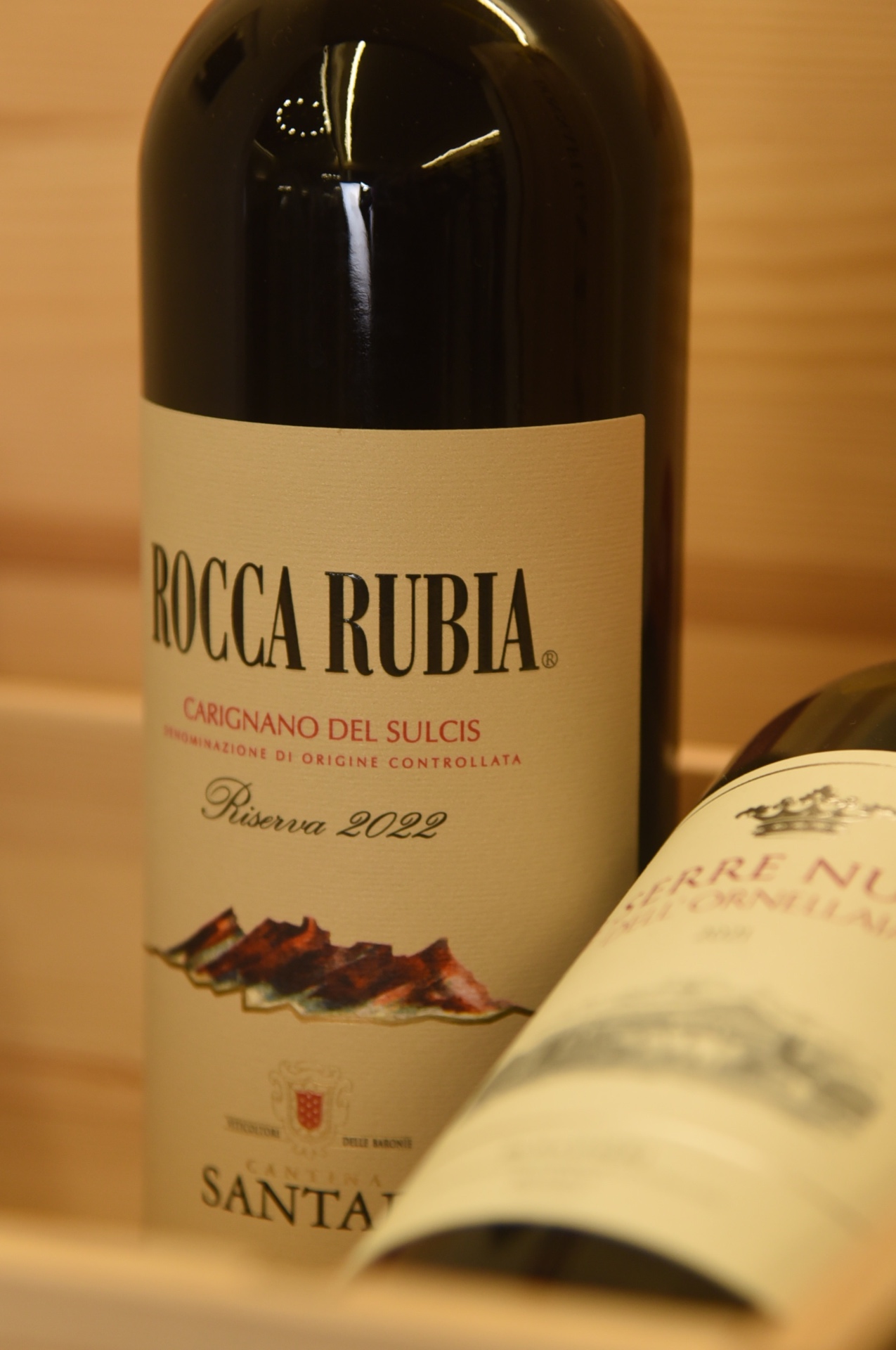 Bottiglie di vino sardo Carignano del Sulcis Riserva nella cantina di Corallia Gourmet