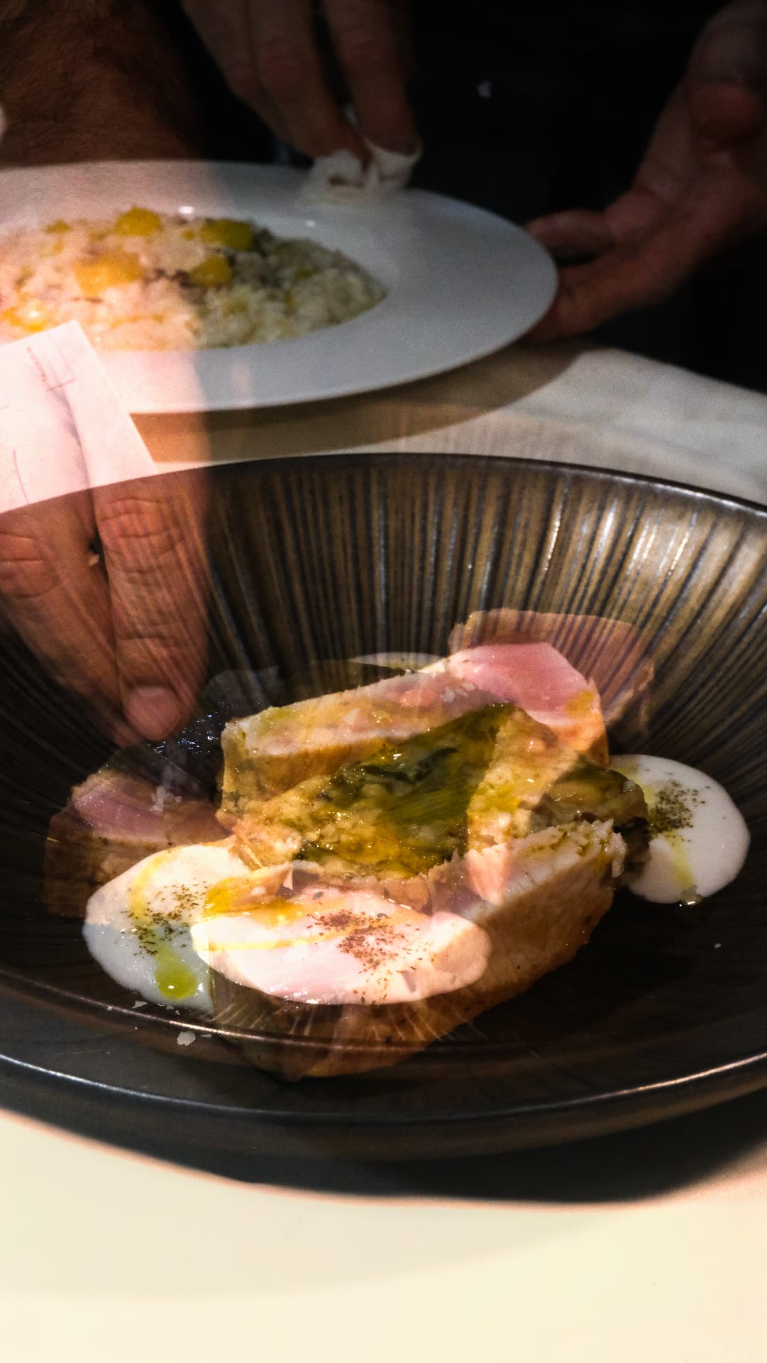 Piatto in uscita durante il servizio in cucina